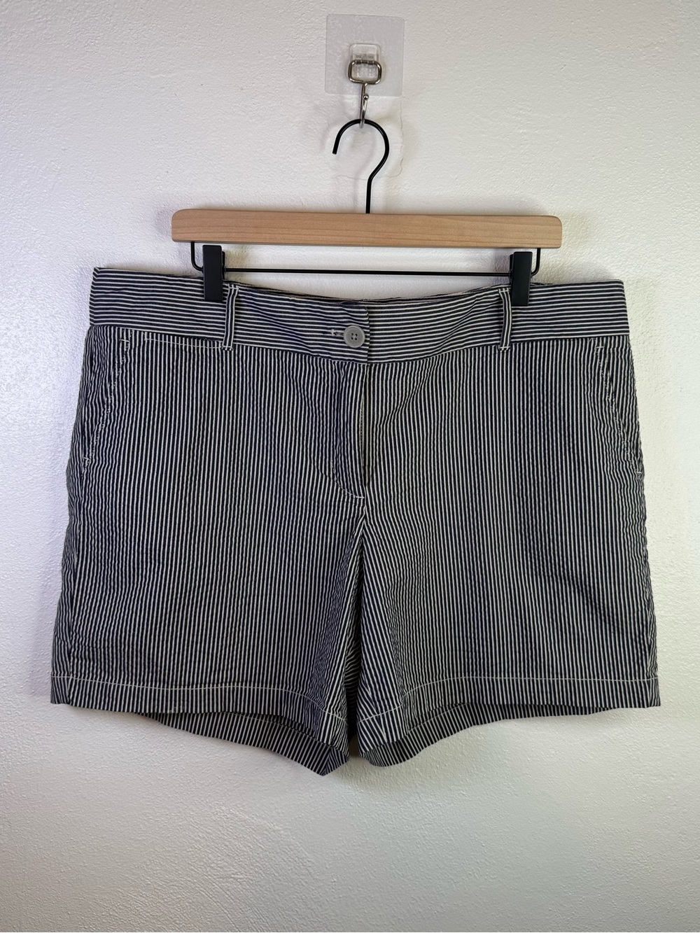 Loft Women's 6" Navy & White Railroad Striped Seersucker Cotton Shorts Size 14